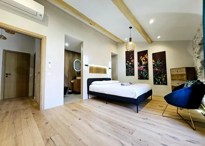 Le Dotec Mediterraneen - Triplex Dans Le Vieil Apartment