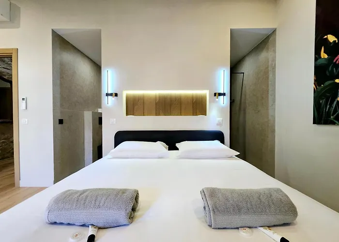 Le Dotec Mediterraneen - Triplex Dans Le Vieil Apartment *